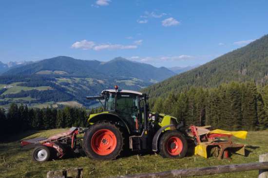 Claas Traktor mit Heuwender