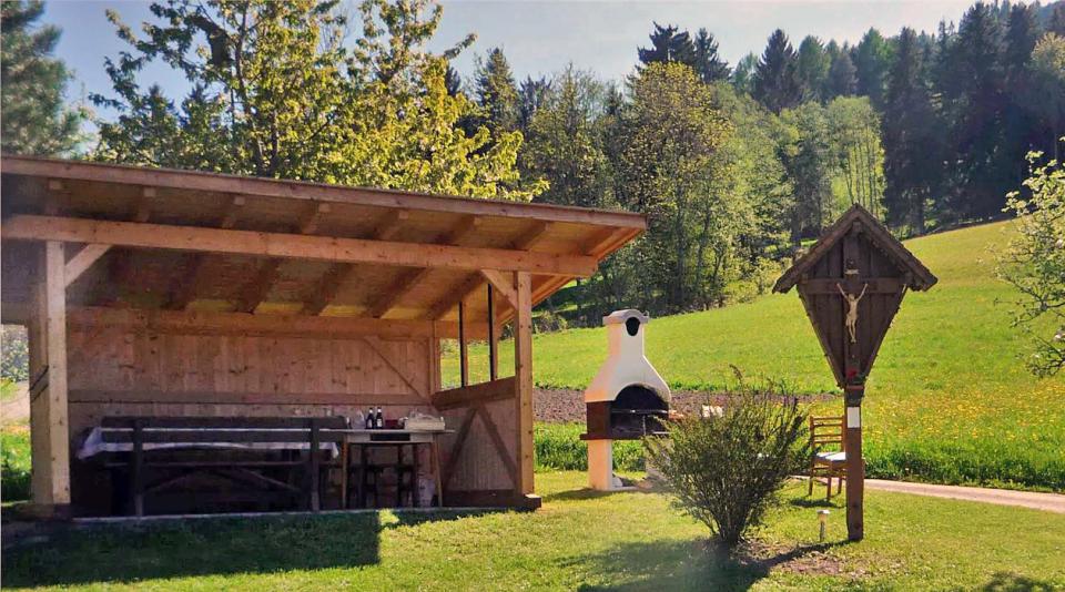 Grillplatz und die überdachte Sitzmöglichkeit