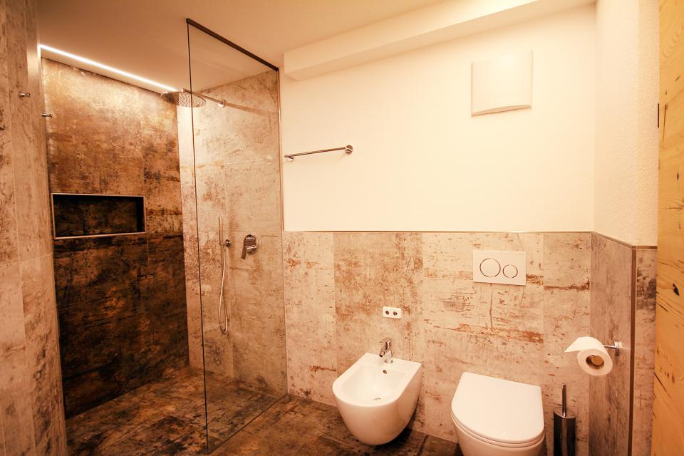 Dusche, WC und Bidet