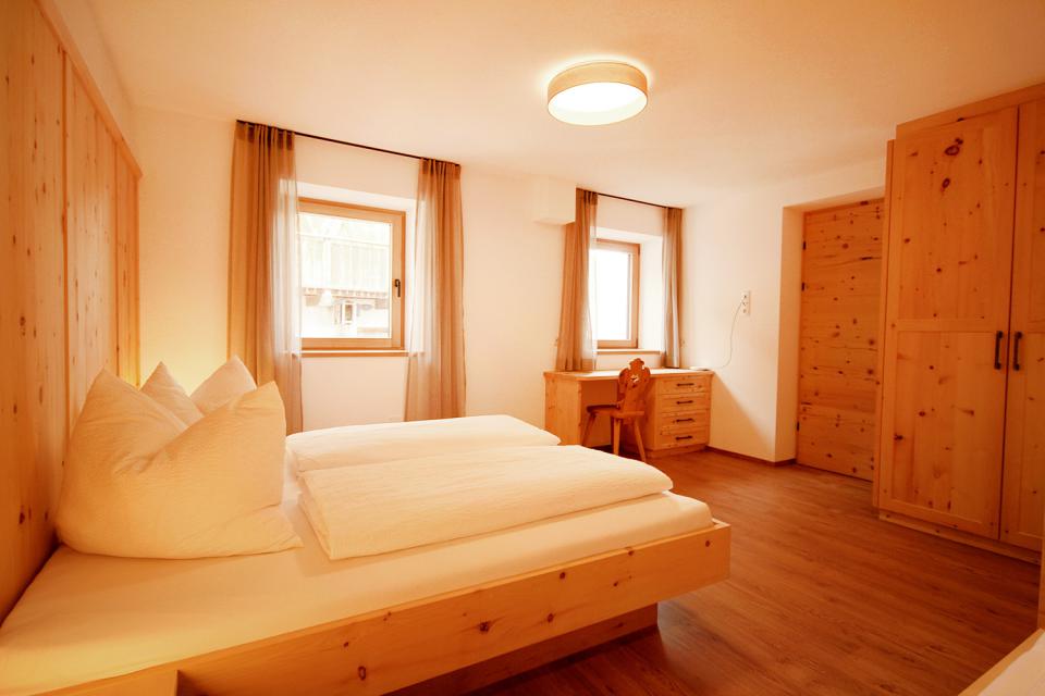 Schlafzimmer mit Schreibtisch