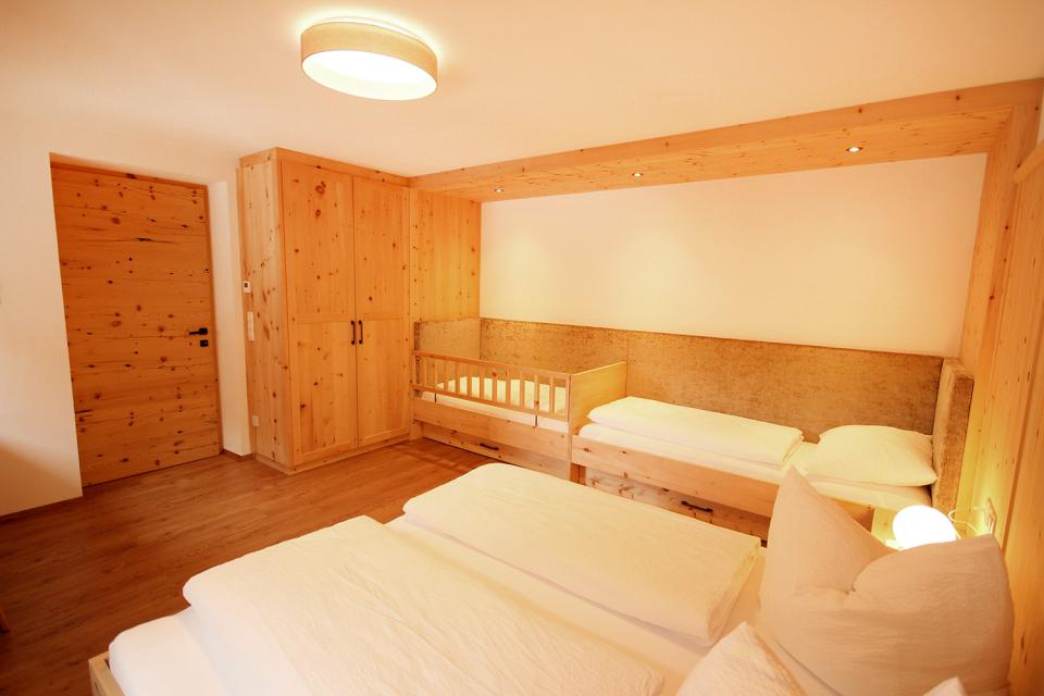 Schlafzimmer mit Doppelbett und Schlafkoje für 1 Erwachsenen und 1 Kind