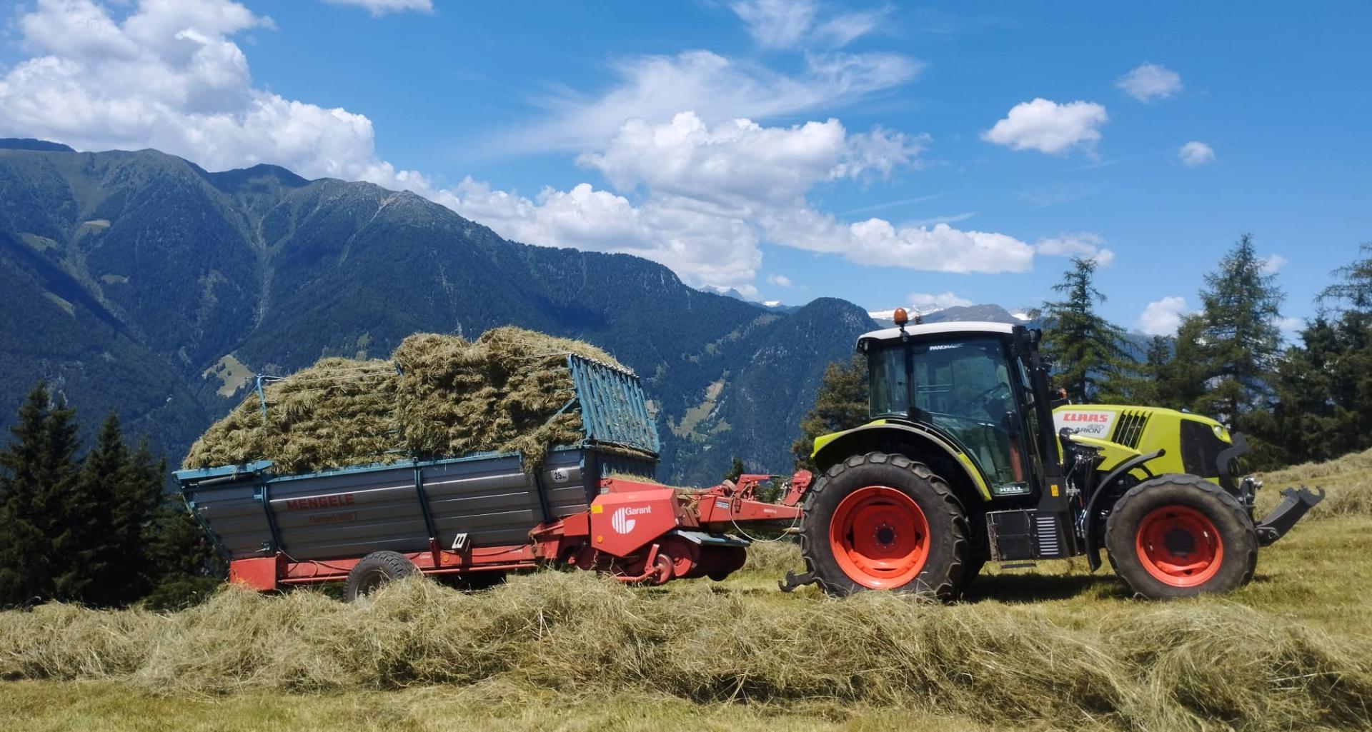 Claas Traktor mit Heulader