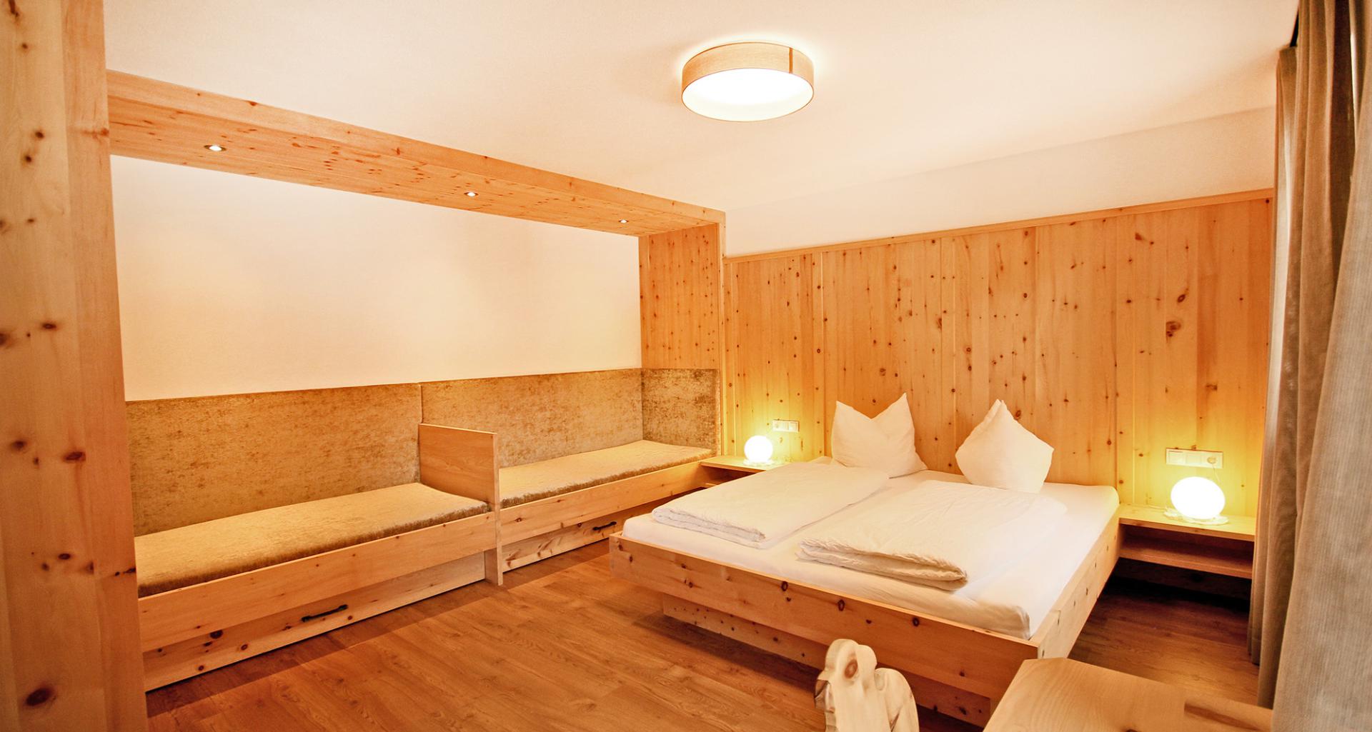Schlafzimmer für 3 Erwachsene und ein Kind